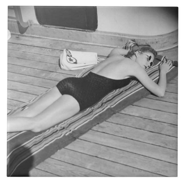 Azulejo De Cerámica Mujer que broncea de Sun (Frente)