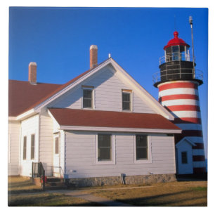 Azulejo De Cerámica NA, EE. UU., Maine. Faro de West Quoddy cerca