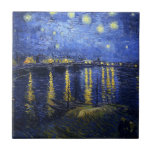 Azulejo De Cerámica Noche De Van Gogh Starry Sobre La Mosca Del Ródano<br><div class="desc">Noche Van Gogh Starry sobre el azulejo Ródano. Pintura de aceite sobre lienzo de 1888. Uno de los paisajes nocturnos más queridos de van Gogh, Starry Night Over the Rhone captura el cielo nocturno reventando en el muelle este de la ciudad francesa de Arles. Un gran regalo para los fanáticos...</div>