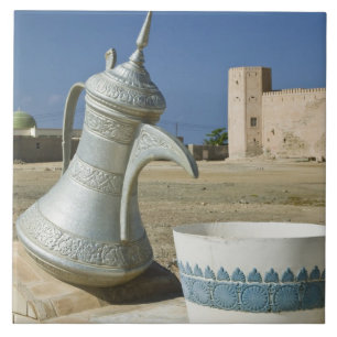 Azulejo De Cerámica Omán, región de Dhofar, Mirbat. Gran garrafa de ag