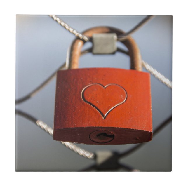 Azulejo De Cerámica Padlock del corazón de amor (Frente)