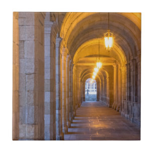 Azulejo De Cerámica Pasadizo de piedra iluminado con lámpara, españa