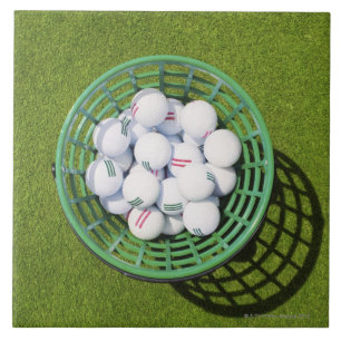 Azulejo De Cerámica Pelotas de golf en una cesta que se sienta en