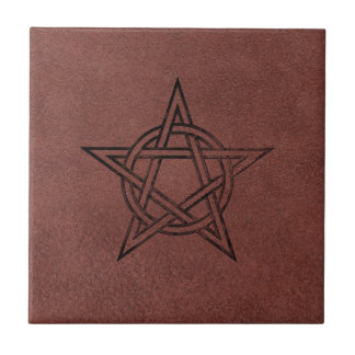 Azulejo De Cerámica Pentagram - símbolo mágico pagano en el cuero rojo