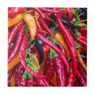 Azulejo De Cerámica Pimientos Picantes Calientes En El Mercado De Agri