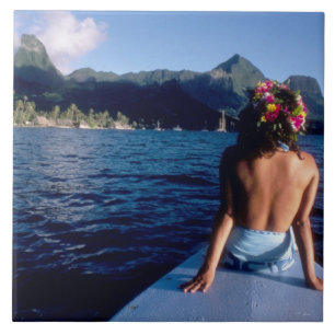 Azulejo De Cerámica Polinesia Francesa, Moorea. Mujer disfrutando de l