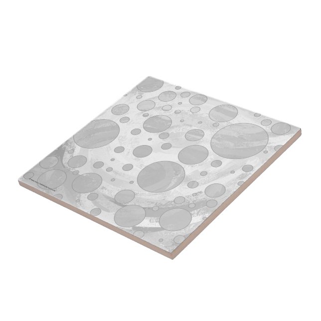 Azulejo De Cerámica Puntos de Polka Gris en el cielo lluvioso (Lado)