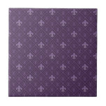 Azulejo De Cerámica Purple Fleur de Lis Seamless<br><div class="desc">Diseño De Patrón De Flor De Lis De Estilo Retro Púrpura. Perfecto para los acentos de pared de tejas interiores, chasquidos, el entorno de la chimenea, paredes de baño y duchas, cocinas y proyectos artesanales. No está indicado para uso al aire libre. Sugerencia: solicite un mosaico para revisar antes de...</div>