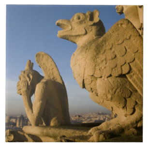 Azulejo De Cerámica Quimera en la fachada de la Catedral de Notre Dame
