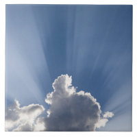 Rayo crepuscular o rayos de Dios pasan rozando una