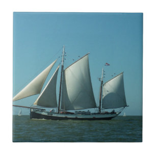 Azulejo De Cerámica Schooner en el mar