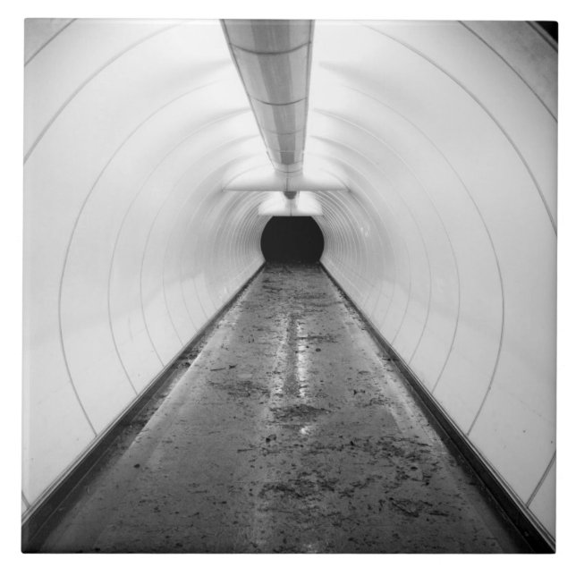 Azulejo De Cerámica Singapur. Un túnel peatonal iluminado en (Frente)