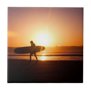 Azulejo De Cerámica Surfista en la playa al atardecer