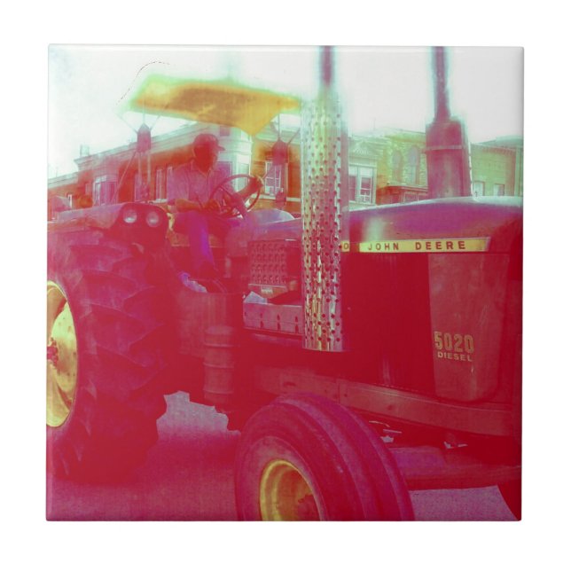 Azulejo De Cerámica Tractor en un desfile (Frente)