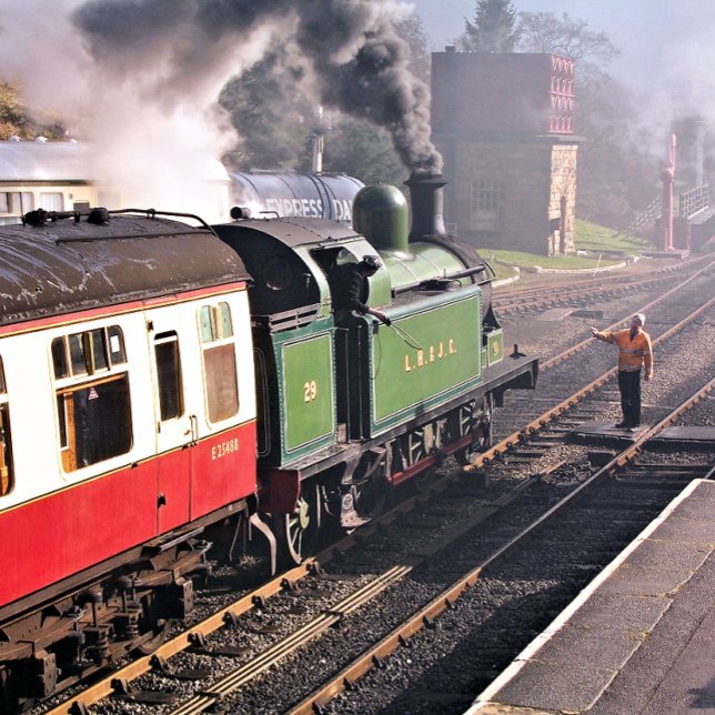 AZULEJO DE CERÁMICA TRENES DE VAPOR (A beautifully restored steam train and carriages of a bygone era.)