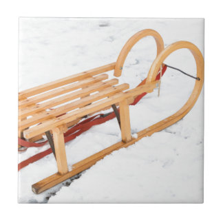 Azulejo De Cerámica Trineo de madera de los niños en nieve del