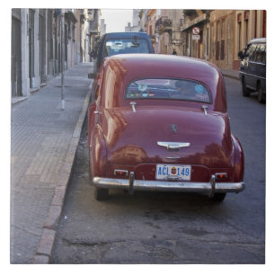Azulejo De Cerámica Un clásico Peugeot rojo antiguo estacionado en una
