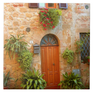 Azulejo De Cerámica Un gato busca entrada a casa en Pienza, Italia.
