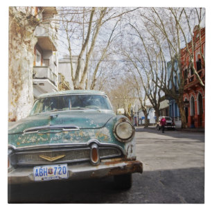 Azulejo De Cerámica Un viejo coche de color oxidado y descascarado apa