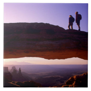 Azulejo De Cerámica Una pareja observa el amanecer desde la cima del A