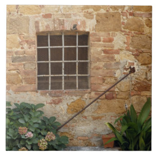 Azulejo De Cerámica Ventana y antiguo muro de piedra, Pienza, Italia