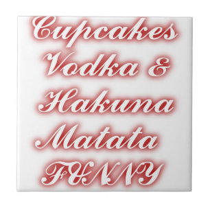 Azulejo De Cerámica Vodka de Cupcakes Rojos Hakuna Matata DIVERTIDO.