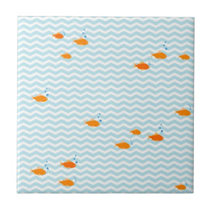 Azulejo De Cerámica Whimsical Blue chevron con peces dorados