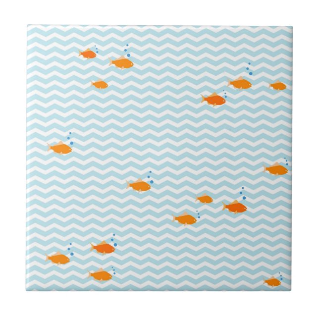 Azulejo De Cerámica Whimsical Blue chevron con peces dorados (Frente)