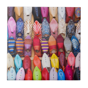 Azulejo De Cerámica Zapatos exhibidos en una tienda en los souks