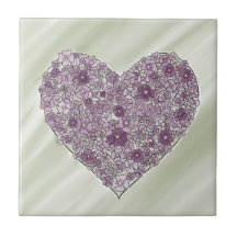 Azulejo de corazón con flores púrpuras