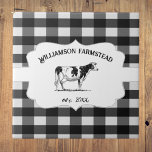 Azulejo Decoración de vaca de granja de búfalo negro<br><div class="desc">Personalice una baldosa única con esta rústica tela decorativa de la granja de búfalos negros. El diseño de mosaico incluye una vaca de granja en una etiqueta elegante y texto personalizado para que puedas personalizar con tu nombre familiar en un fondo de patrón de gingham. Otros objetos de decoración de...</div>