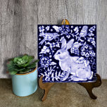 Azulejo Delft Blue Bunny Rabbit Bird Dedham Elegant Rustic<br><div class="desc">Mi diseño original azul y blanco de conejo y pájaros fue pintado con bajos de cerámica y horno disparados sobre una baldosa. El conejo y los pájaros están rodeados de flores estilizadas, hojas y viñedos inspirados en la vieja chinoiserie asiática, diseños de cerámica Delft y Dedham. Atractivo para los amantes...</div>