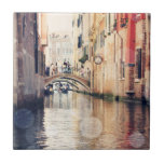 Azulejo Destinos | Fotografía góndolas de Venecia<br><div class="desc">Fotografía capturada por la talentosa Sylvia Coomes. El fotógrafo ha capturado los impresionantes canales de Venecia, resumiendo las características únicas de la ciudad con un efecto bokeh. En el primer plano de esta fotografía se pueden ver las tranquilas aguas relajantes de Venecia. Cuanto más profunda sea la foto, más enérgico...</div>