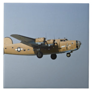 Azulejo Diamond Lil B-24 Bomber, aterrizando en Oshkosh,