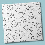 Azulejo Diente<br><div class="desc">Un sencillo diseño de dientes o dientes negros y blancos, perfecto para un dentista, ortodoncista y más. Ya sea que quieras usar esta baldosa como una pequeña montaña o un trívet para una bebida o un plato... te vas grande con una recepción o con toda la oficina, ¡depende de ti!...</div>