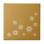 Azulejo Diseño de Starburst Ochre Ochre Ochre de Mediados<br><div class="desc">Diseño de inspiración moderna de mediados del siglo XX con estrenos retro vintage en un diseño orgánico sobre un fondo dorado ocre. Diseño sencillo y moderno.</div>