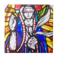 Diseño de vidrio emplomado con figura religiosa.
