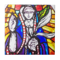 Diseño de vidrio manchado con figura religiosa.