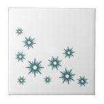 Azulejo Diseño moderno Turquesa Turquesa Azul Starburst de<br><div class="desc">Diseño de inspiración moderna de mediados del siglo XX con estrellas de color azul turquesa retro vintage en un diseño orgánico de fondo blanco. Diseño sencillo y moderno.</div>