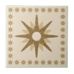 Azulejo Diseño Retro Gold Starburst<br><div class="desc">El diseño de inspiración moderna de mediados del siglo XX presenta un estallido retro vintage en tonos dorados sobre un fondo beige, enmarcado por un borde de estrellas más pequeñas. Diseño sencillo, limpio y moderno. Cree su propio patrón de personalizado utilizando los campos proporcionados o utilice el botón "mensaje" para...</div>