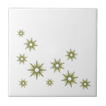 Azulejo Diseño Retro Green Starburst Tile Cerámico<br><div class="desc">Diseño de inspiración moderna de mediados del siglo XX con estallidos de color verde retro vintage en un diseño orgánico de fondo blanco. Diseño sencillo y moderno.</div>