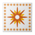 Azulejo Diseño Starburst Naranja moderno de mediados del s<br><div class="desc">El diseño de inspiración moderna de mediados de siglo presenta un estallido retro vintage en tonos naranja y amarillo sobre un fondo blanco, enmarcado por un borde de estrellas más pequeñas. Diseño sencillo, limpio y moderno sin inconvenientes. Cree su propio patrón de personalizado utilizando los campos proporcionados o utilice el...</div>