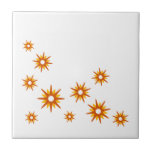Azulejo Diseño Starburst Naranja moderno de mediados del s<br><div class="desc">Diseño de inspiración moderna de mediados del siglo XX con estrenos naranjas retro vintage en un diseño orgánico de fondo blanco. Diseño sencillo y moderno.</div>