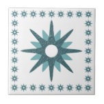 Azulejo Diseño Turquesa Turquesa Starburst De Mediados Del<br><div class="desc">Diseño de inspiración moderna de mediados del siglo XX con un estallido turquesa retro vintage sobre un fondo blanco, enmarcado por un borde de estrellas más pequeñas. Diseño sencillo, limpio y moderno. Cree su propio patrón de personalizado utilizando los campos proporcionados o utilice el botón "mensaje" para ponerse en contacto...</div>