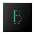 Azulejo DIY Gran Monograma y nombre, Verde azulado/blanco<br><div class="desc">Personalice este diseño de texto simple y elegante con su nombre en blanco y su gran monograma en Verde azulado sobre fondo negro.</div>