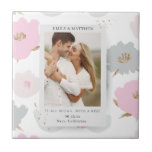 Azulejo Donde Todo Empezó A Personalizarse A Las Parejas R<br><div class="desc">Las baldosas decorativas personalizadas "Where It All Began Couples Romantic" presentan una floral rosa abstracta moderna con acentos purpurinas de oro. En el centro, agrega tu foto favorita y tu texto de cómo te conociste. Easy DIY (hágalo usted mismo) editando el texto en los cuadros de texto proporcionados. Diseñado por...</div>