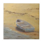 Azulejo Dormitorio de verano - Barco en la costa<br><div class="desc">Summer Dory de Marilyn Wendling. El barco descansa en la orilla del mar a medida que se acercan las olas.</div>
