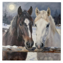 Dos caballos en una granja nevada bajo la luna