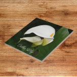 Azulejo Dos Calla Lilies Floral Blanca<br><div class="desc">¡Para los amantes de las flores y las plantas! Baldosa cerámica que muestra una imagen fotográfica de dos hermosos Calla Lilies blancos y su follaje verde. ¡Un bonito diseño floral! Seleccione su tamaño de mosaico. ¡Hace un trivet de cocina de bonito!</div>