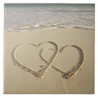 Dos corazones sobrepuestos dibujados en la playa